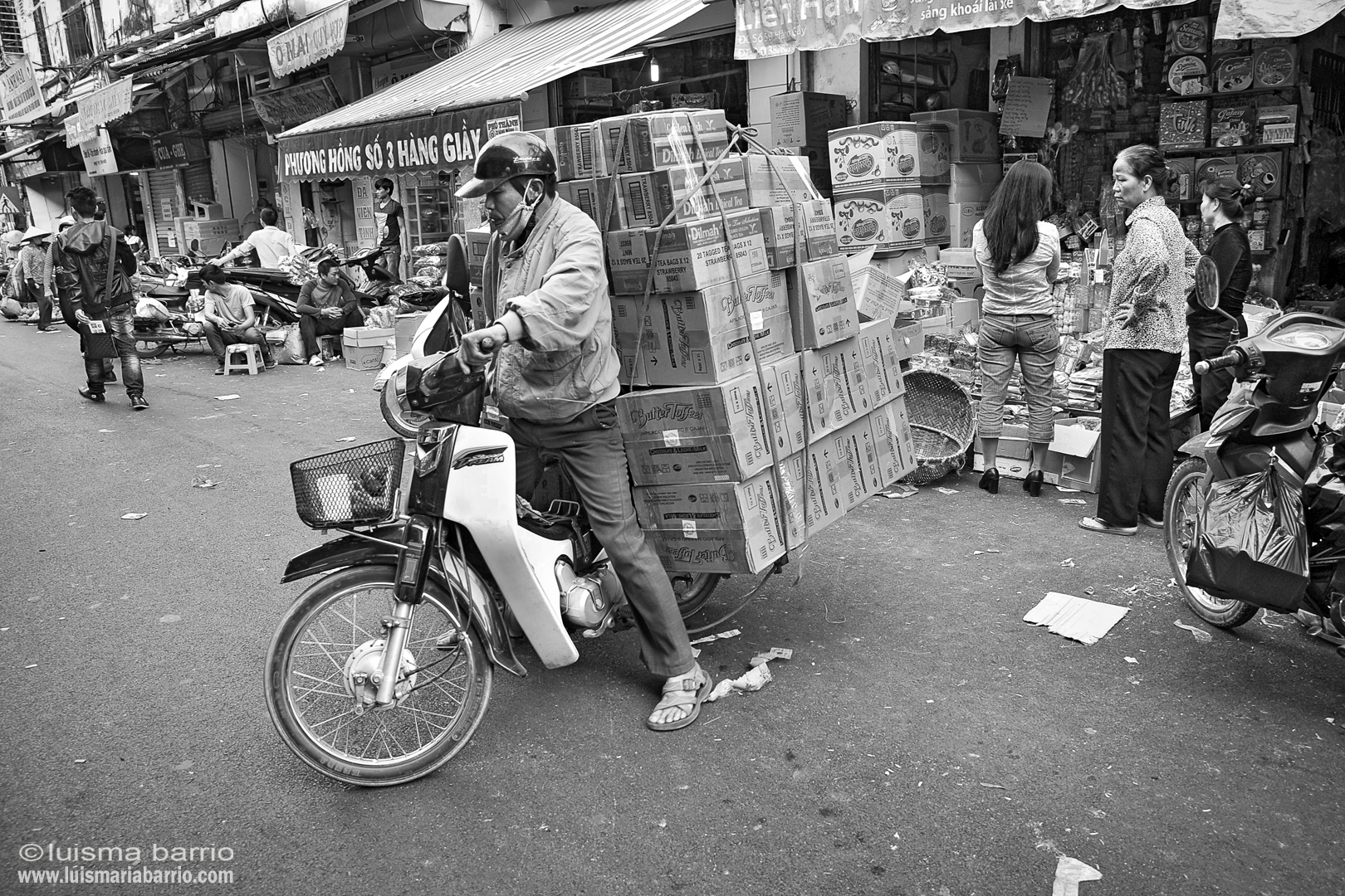 hanoi old city quarter vietnam